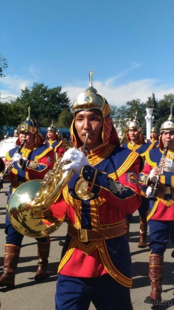 Шествие военных оркестров-участников фестиваля "Спасская башня" по центральной аллее ВДНХ.
