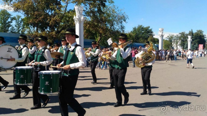 Шествие военных оркестров-участников фестиваля "Спасская башня" по центральной аллее ВДНХ.