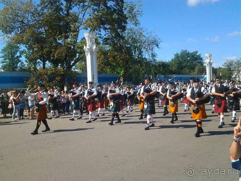 Шествие военных оркестров-участников фестиваля "Спасская башня" по центральной аллее ВДНХ.