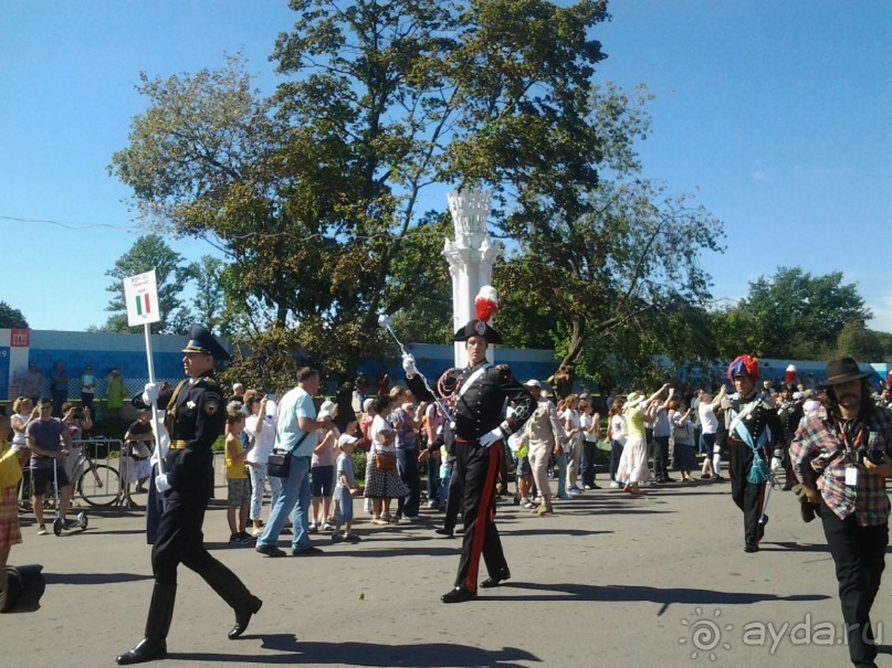 Шествие военных оркестров-участников фестиваля "Спасская башня" по центральной аллее ВДНХ.