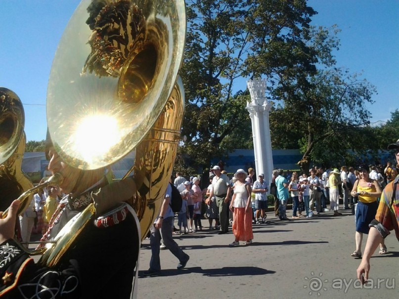 Шествие военных оркестров-участников фестиваля "Спасская башня" по центральной аллее ВДНХ.