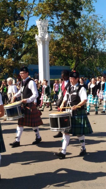 Шествие военных оркестров-участников фестиваля "Спасская башня" по центральной аллее ВДНХ.