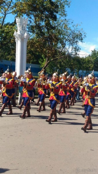Шествие военных оркестров-участников фестиваля "Спасская башня" по центральной аллее ВДНХ.