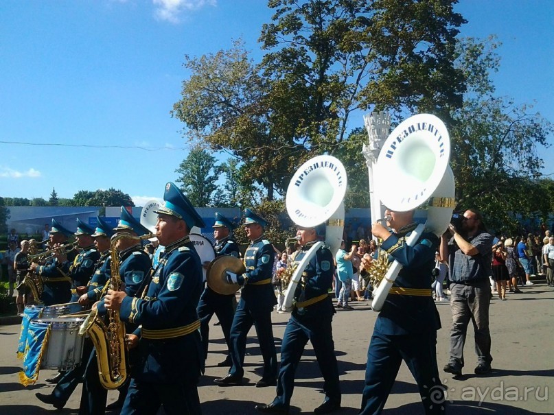 Шествие военных оркестров-участников фестиваля "Спасская башня" по центральной аллее ВДНХ.