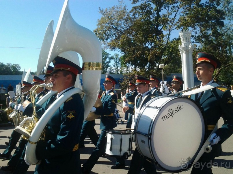 Шествие военных оркестров-участников фестиваля "Спасская башня" по центральной аллее ВДНХ.