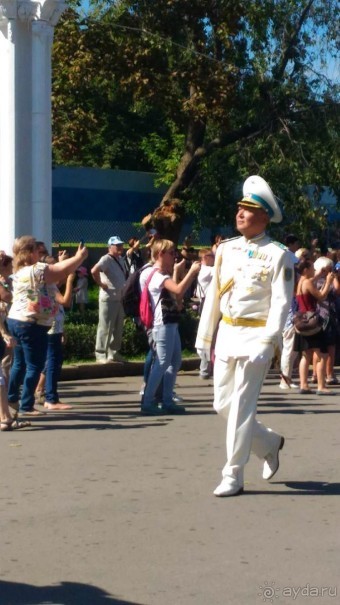 Шествие военных оркестров-участников фестиваля "Спасская башня" по центральной аллее ВДНХ.
