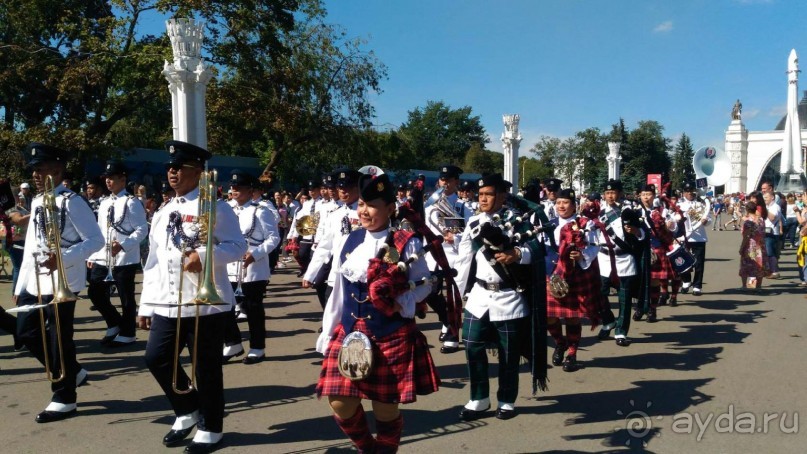 Шествие военных оркестров-участников фестиваля "Спасская башня" по центральной аллее ВДНХ.
