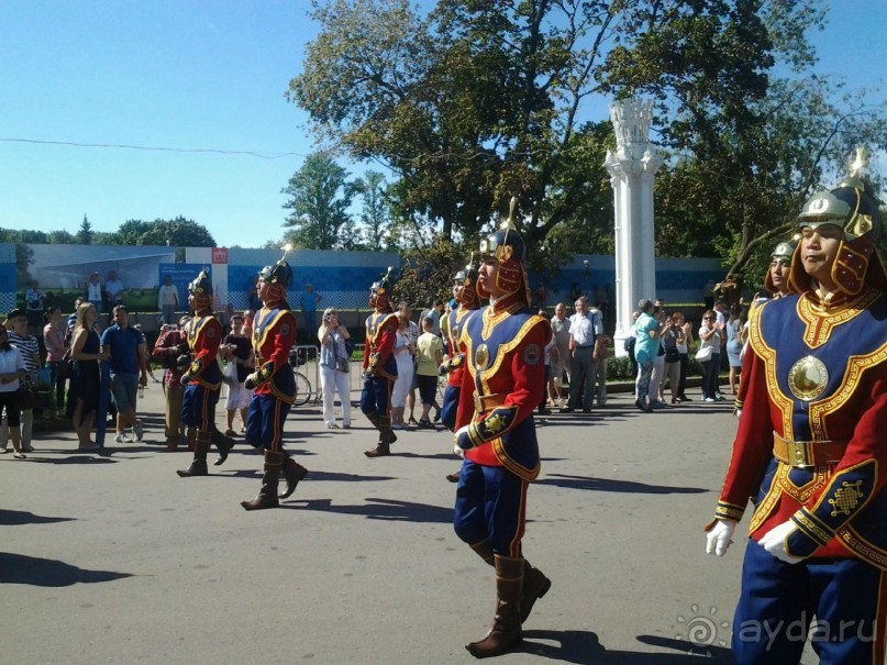 Шествие военных оркестров-участников фестиваля "Спасская башня" по центральной аллее ВДНХ.