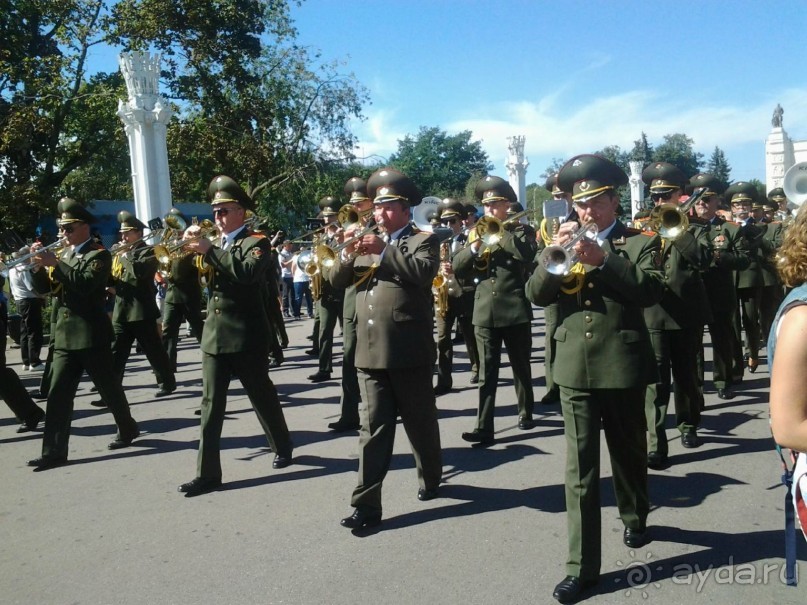 Шествие военных оркестров-участников фестиваля "Спасская башня" по центральной аллее ВДНХ.