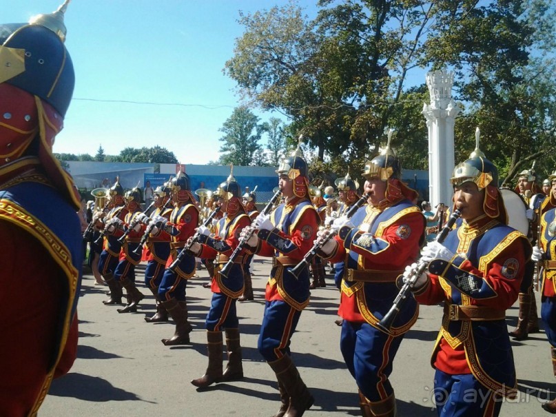 Шествие военных оркестров-участников фестиваля "Спасская башня" по центральной аллее ВДНХ.