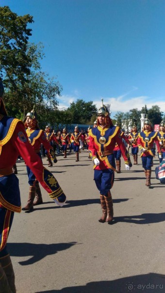 Шествие военных оркестров-участников фестиваля "Спасская башня" по центральной аллее ВДНХ.