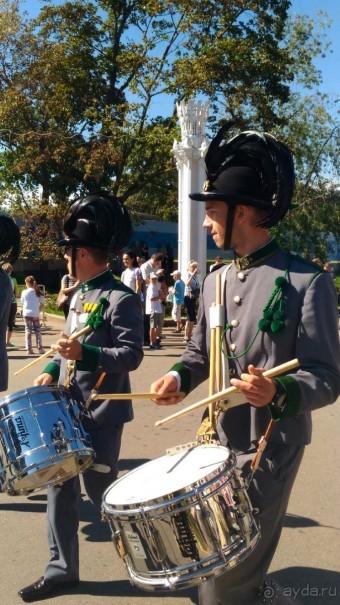 Шествие военных оркестров-участников фестиваля "Спасская башня" по центральной аллее ВДНХ.