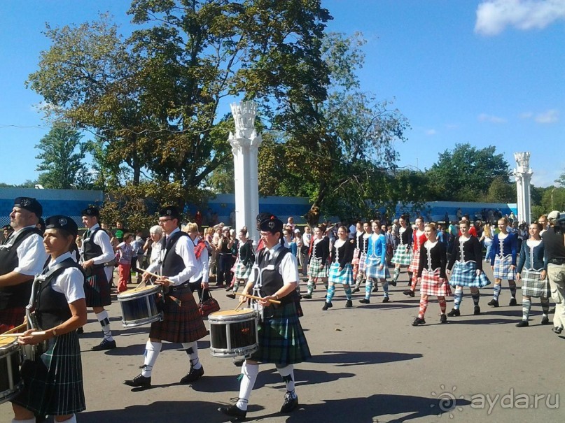 Шествие военных оркестров-участников фестиваля "Спасская башня" по центральной аллее ВДНХ.