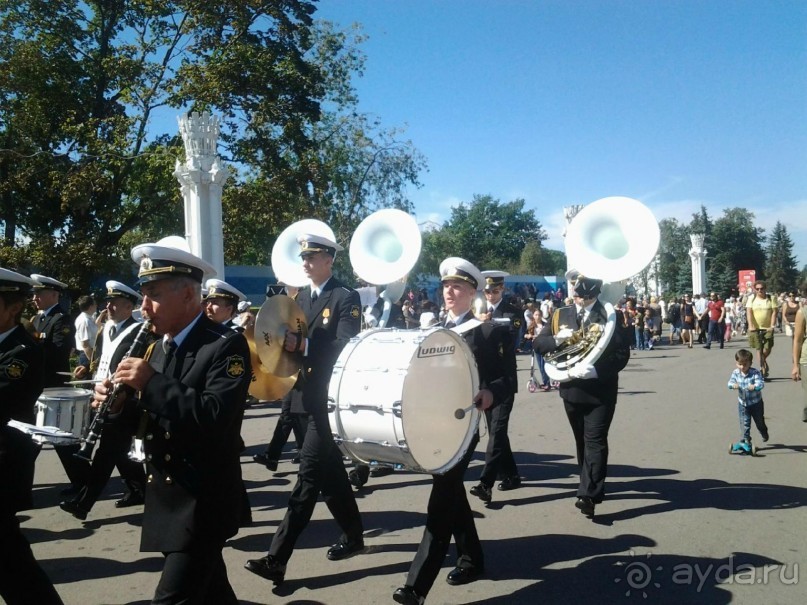 Шествие военных оркестров-участников фестиваля "Спасская башня" по центральной аллее ВДНХ.