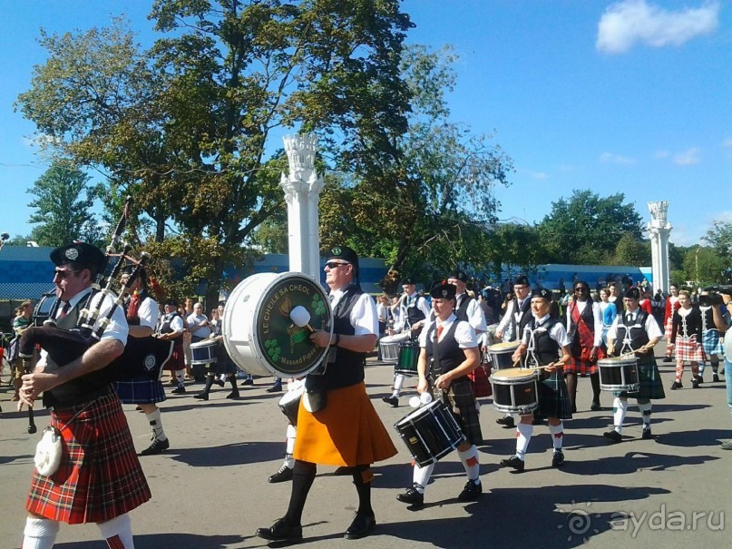 Шествие военных оркестров-участников фестиваля "Спасская башня" по центральной аллее ВДНХ.