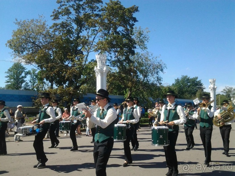 Шествие военных оркестров-участников фестиваля "Спасская башня" по центральной аллее ВДНХ.