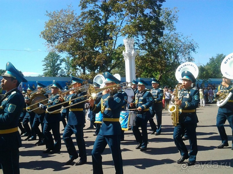 Шествие военных оркестров-участников фестиваля "Спасская башня" по центральной аллее ВДНХ.