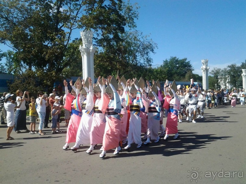 Шествие военных оркестров-участников фестиваля "Спасская башня" по центральной аллее ВДНХ.