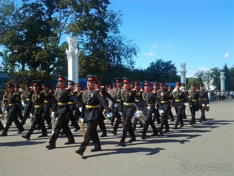 Шествие военных оркестров-участников фестиваля "Спасская башня" по центральной аллее ВДНХ.