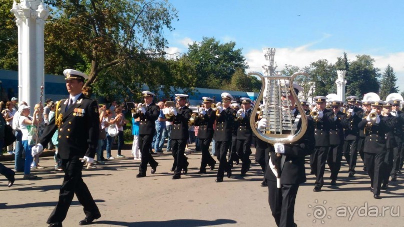 Шествие военных оркестров-участников фестиваля "Спасская башня" по центральной аллее ВДНХ.