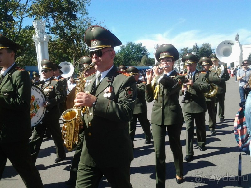 Шествие военных оркестров-участников фестиваля "Спасская башня" по центральной аллее ВДНХ.