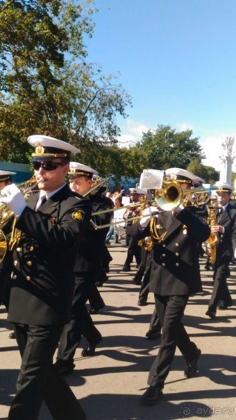 Шествие военных оркестров-участников фестиваля "Спасская башня" по центральной аллее ВДНХ.