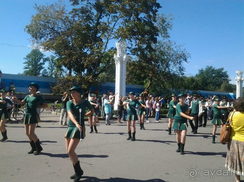 Шествие военных оркестров-участников фестиваля "Спасская башня" по центральной аллее ВДНХ.