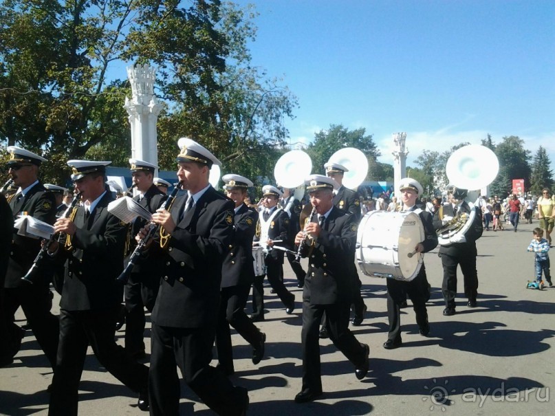 Шествие военных оркестров-участников фестиваля "Спасская башня" по центральной аллее ВДНХ.