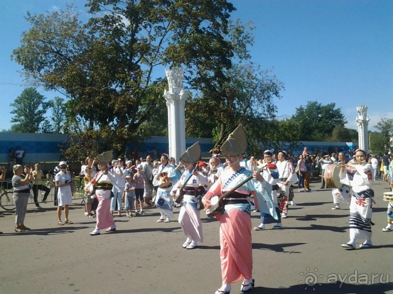 Шествие военных оркестров-участников фестиваля "Спасская башня" по центральной аллее ВДНХ.