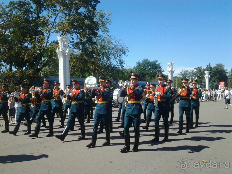 Шествие военных оркестров-участников фестиваля "Спасская башня" по центральной аллее ВДНХ.
