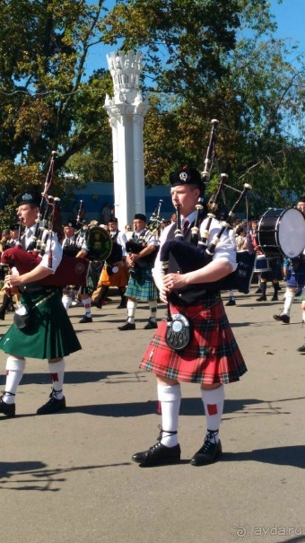 Шествие военных оркестров-участников фестиваля "Спасская башня" по центральной аллее ВДНХ.