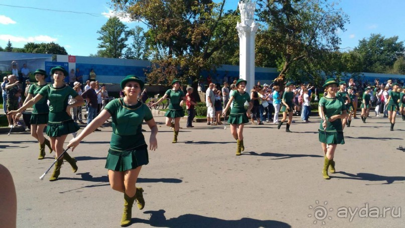Шествие военных оркестров-участников фестиваля "Спасская башня" по центральной аллее ВДНХ.