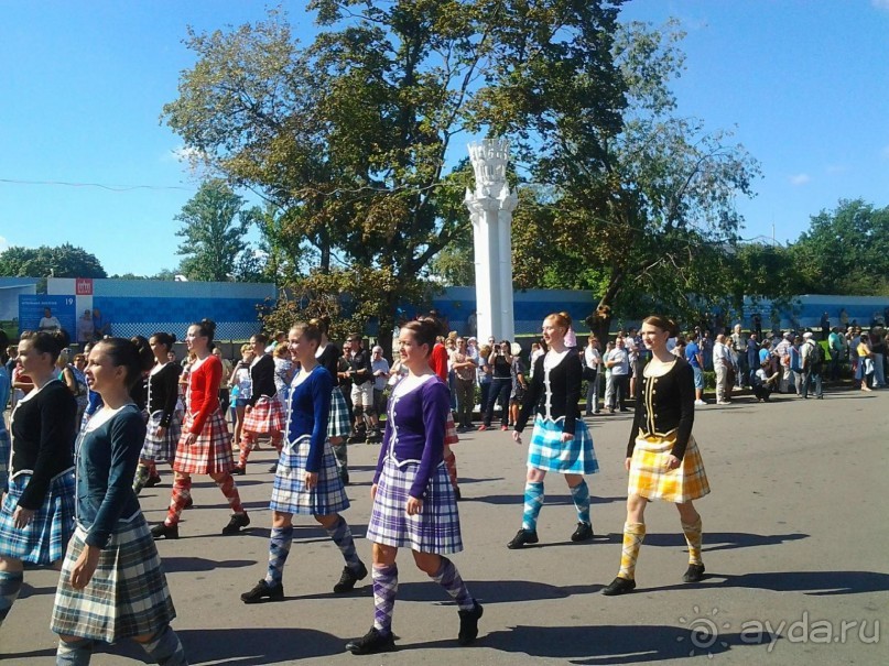 Шествие военных оркестров-участников фестиваля "Спасская башня" по центральной аллее ВДНХ.