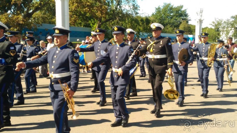 Шествие военных оркестров-участников фестиваля "Спасская башня" по центральной аллее ВДНХ.