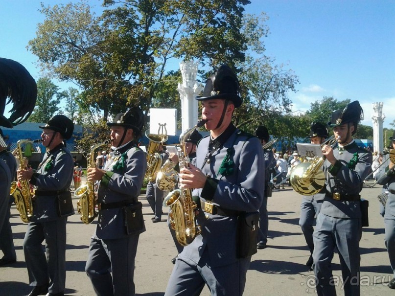 Шествие военных оркестров-участников фестиваля "Спасская башня" по центральной аллее ВДНХ.