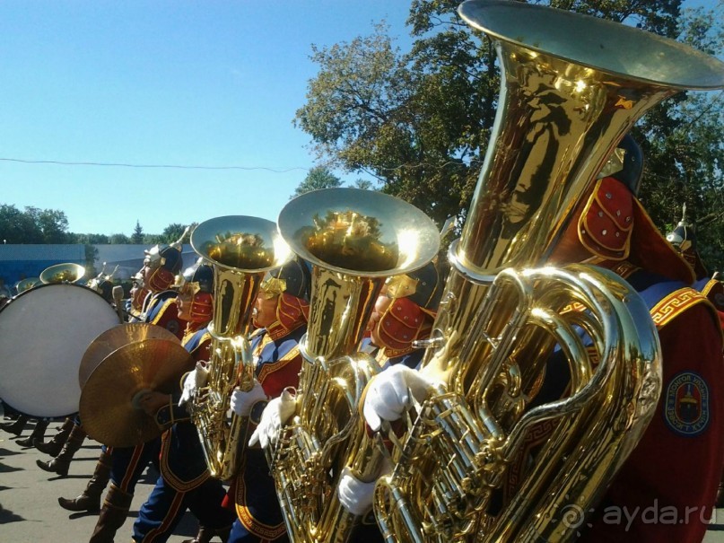 Шествие военных оркестров-участников фестиваля "Спасская башня" по центральной аллее ВДНХ.