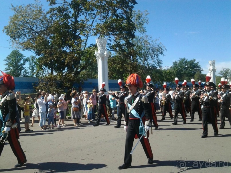 Шествие военных оркестров-участников фестиваля "Спасская башня" по центральной аллее ВДНХ.