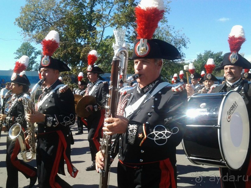 Шествие военных оркестров-участников фестиваля "Спасская башня" по центральной аллее ВДНХ.