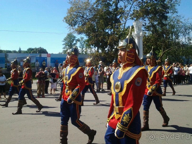 Шествие военных оркестров-участников фестиваля "Спасская башня" по центральной аллее ВДНХ.