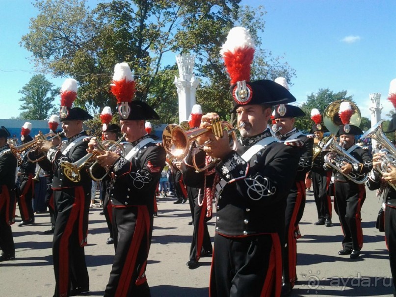 Шествие военных оркестров-участников фестиваля "Спасская башня" по центральной аллее ВДНХ.