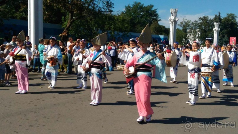 Шествие военных оркестров-участников фестиваля "Спасская башня" по центральной аллее ВДНХ.