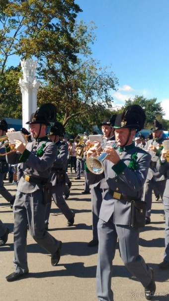 Шествие военных оркестров-участников фестиваля "Спасская башня" по центральной аллее ВДНХ.