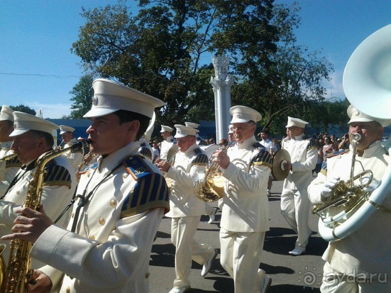 Шествие военных оркестров-участников фестиваля "Спасская башня" по центральной аллее ВДНХ.