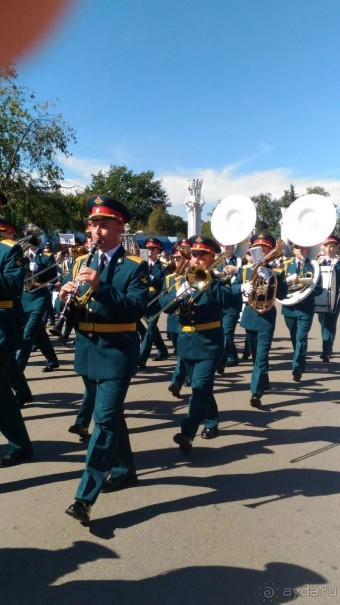 Шествие военных оркестров-участников фестиваля "Спасская башня" по центральной аллее ВДНХ.