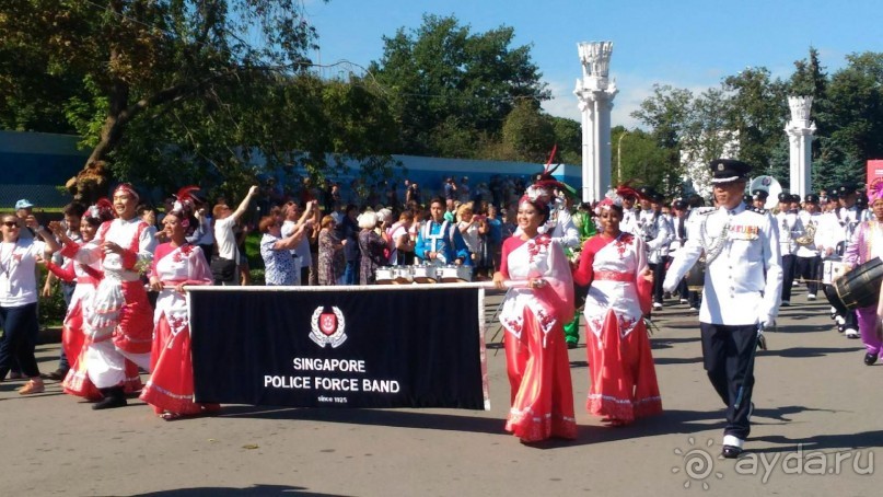 Шествие военных оркестров-участников фестиваля "Спасская башня" по центральной аллее ВДНХ.