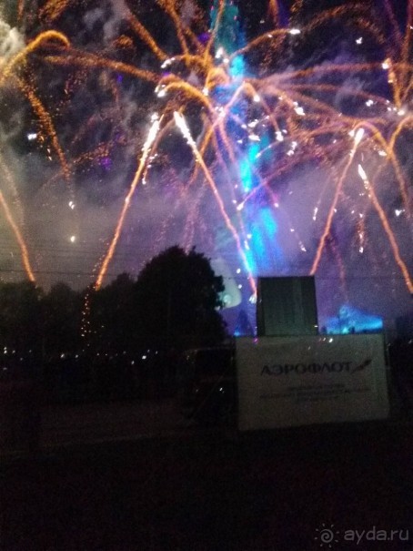 «Круг света» озарил Москву: в Останкине устроили красочное шоу с салютом