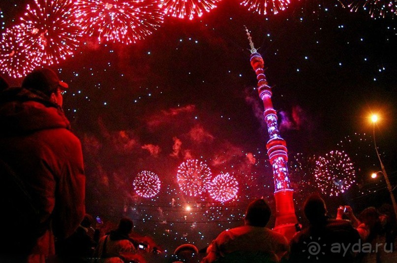 «Круг света» озарил Москву: в Останкине устроили красочное шоу с салютом