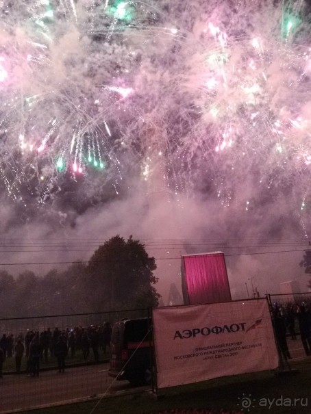 «Круг света» озарил Москву: в Останкине устроили красочное шоу с салютом