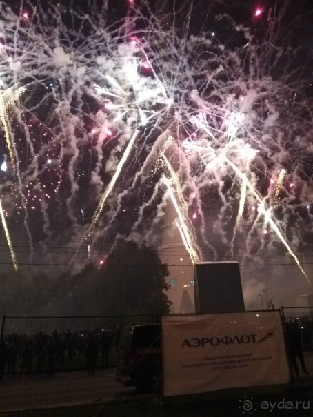 «Круг света» озарил Москву: в Останкине устроили красочное шоу с салютом