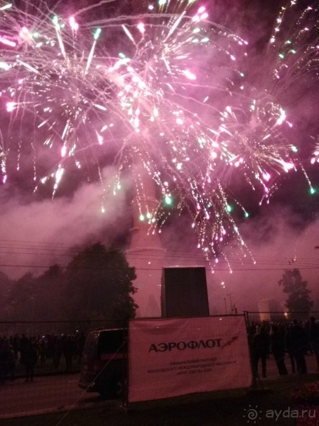 «Круг света» озарил Москву: в Останкине устроили красочное шоу с салютом